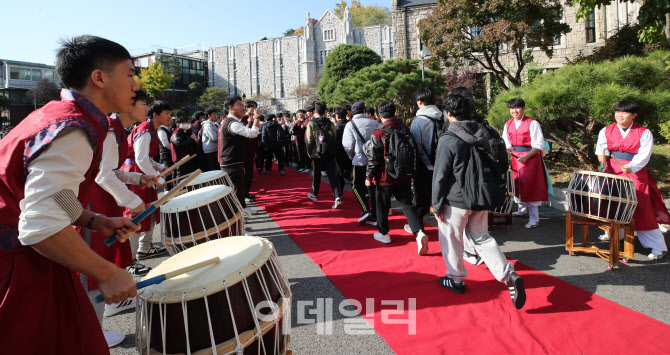 [포토]후배들의 응원받으며 교정 나서는 수험생