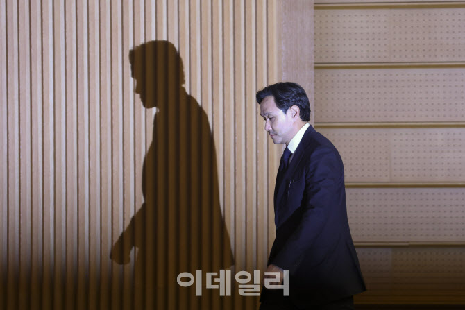 [포토]벼랑 끝에 있는 최윤범 고려아연 회장