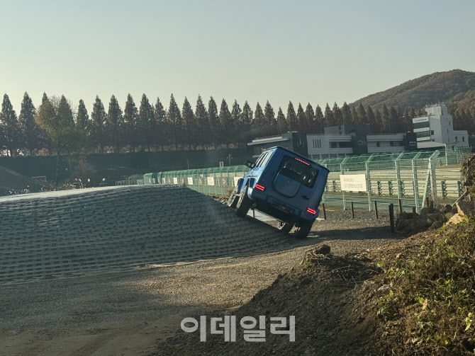 경사로·막다른 길 알아서 돌파…'오프로드 끝판왕' G바겐 전기차[타봤어요]