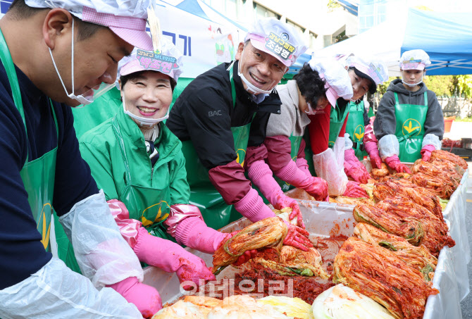 [포토] 강남구, 사랑의 김치 담그기