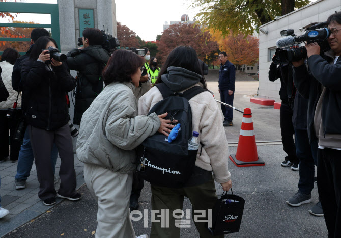 [포토]엄마 응원 받으며 수능 시험장 향하는 수험생