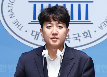 이준석 "2022년 지선 때 尹 공천 개입한 정황 있다"