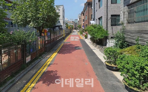 강남구 최초로 도곡초 학교 부지 활용해 보도 조성[동네방네]