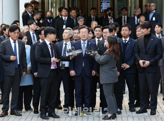 [포토]징역 1년에 집행유예 2년 받은 이재명 대표