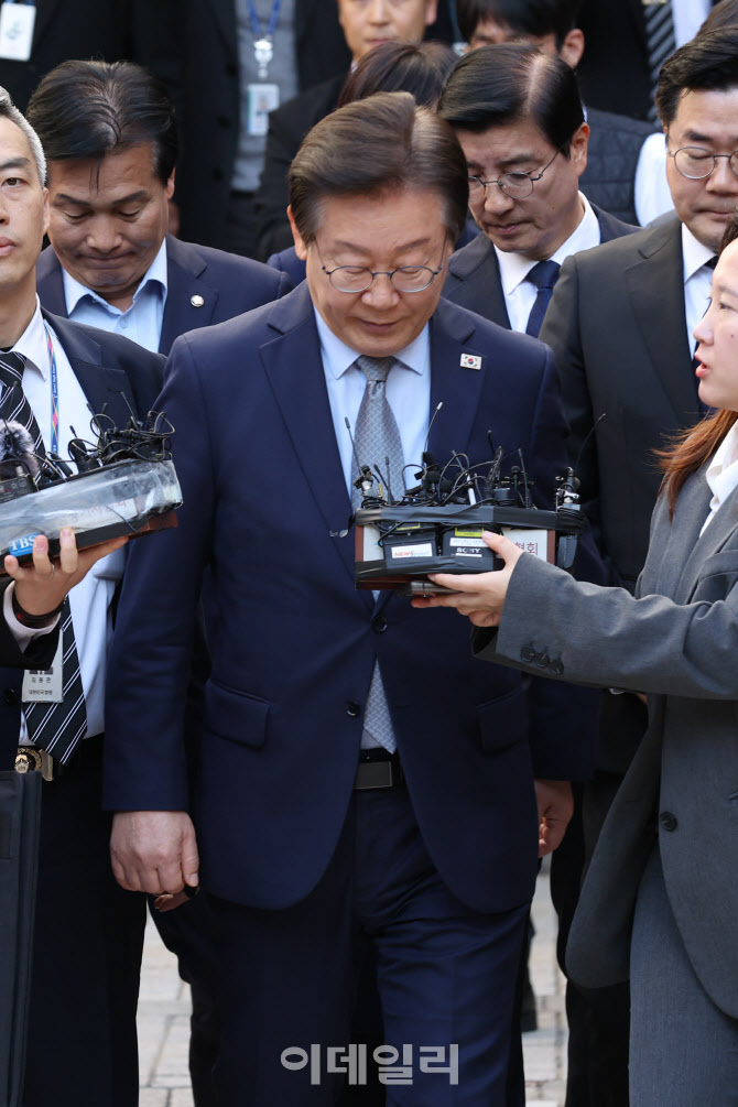 [포토]고개 숙인채 이동하는 이재명 더불어민주당 대표