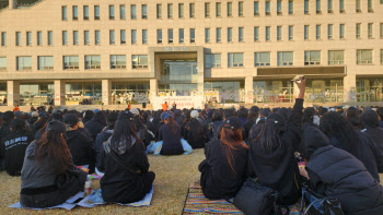 설립자 동상에도 “남자 OUT”…성신여대 가득 메운 분노[르포]