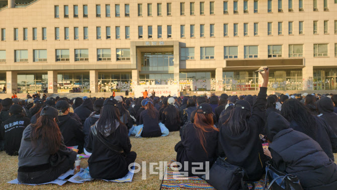 설립자 동상에도 “남자 OUT”…성신여대 가득 메운 분노[르포]