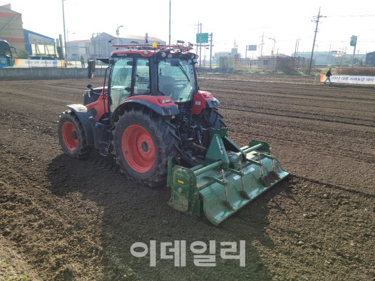 "딸딸딸~ 소리 없이 쫓아와" 셋이서 하던 일 혼자도 거뜬[르포]