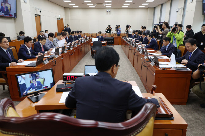 민주당, 가상자산 기본공제 올려 유예없이 과세 ‘가닥’…韓 “野, 800만 청년과 싸우겠나”