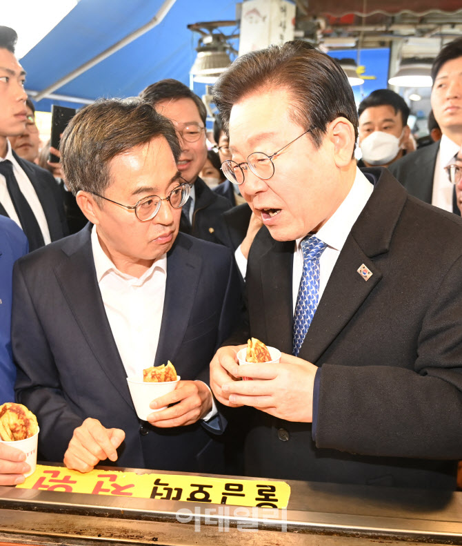 [포토]못골시장 호떡 시식하는 이재명 더불어민주당 대표-김동연 경기지사