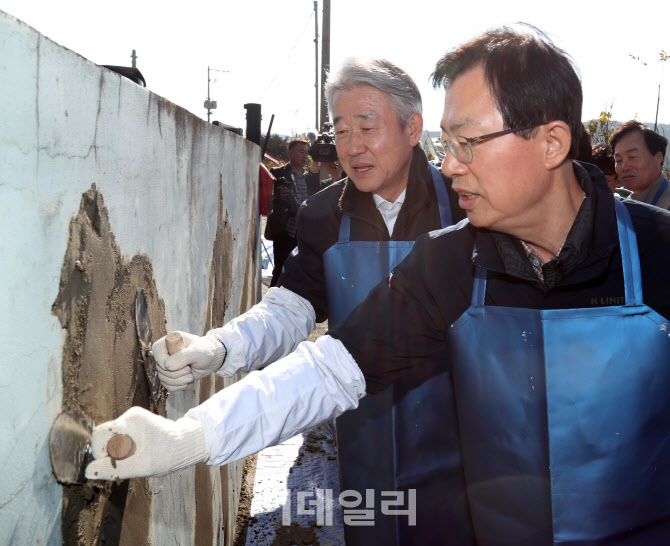 [포토] 봉사활동 하는 강호동 농협회장과 이만희 의원