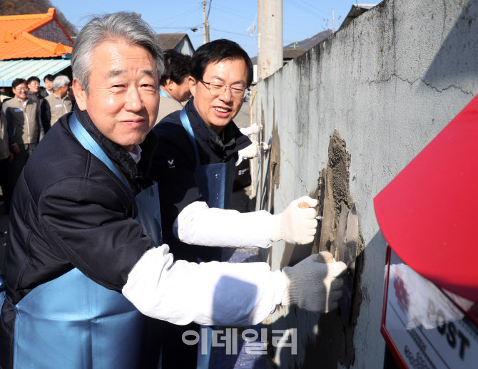 [포토] 집고치기 봉사활동 하는 강호동 농협회장과 이만희 의원