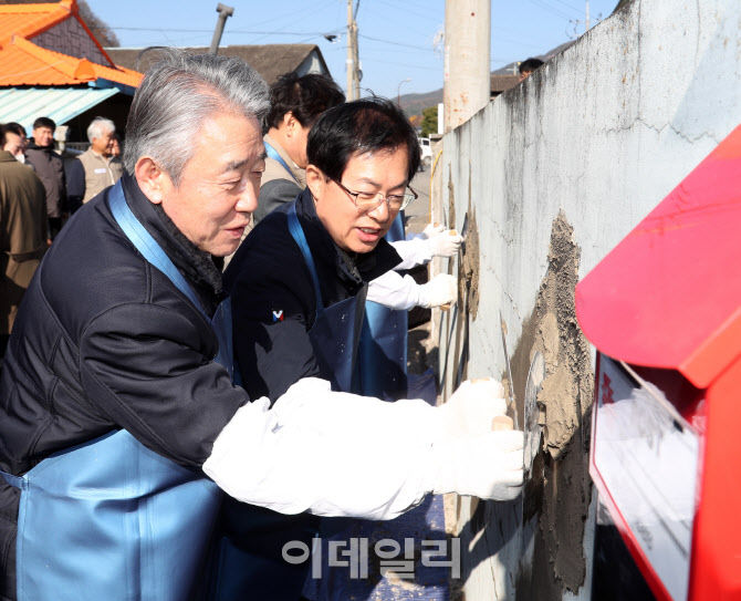 [포토] 농협, 집고치기 봉사활동