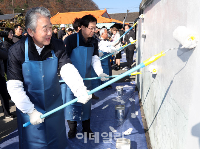 [포토] 사랑의 집고치기 봉사하는 강호동 농협회장