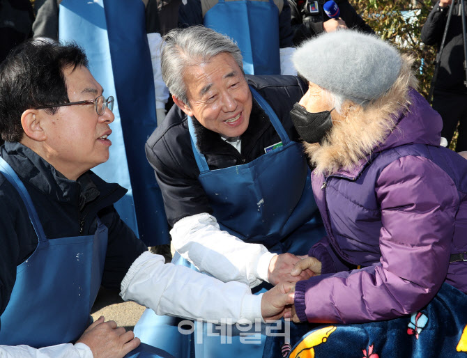 [포토] 농가주 어르신 위로