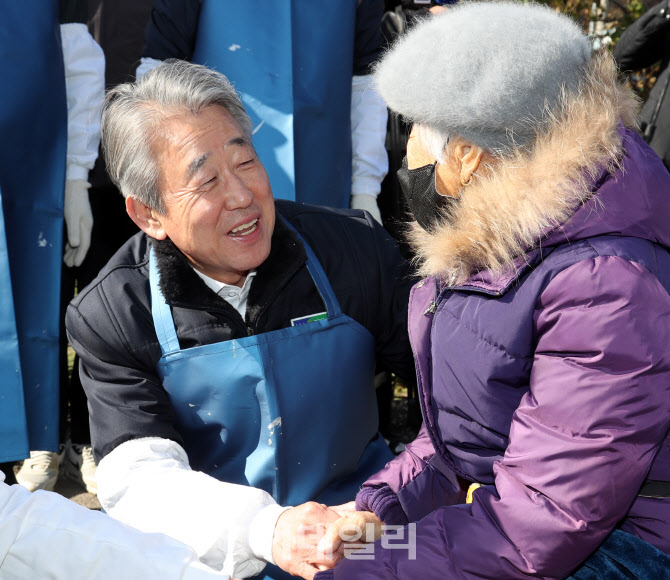 [포토] 농가주 어르신 위로하는 강호동 농협회장