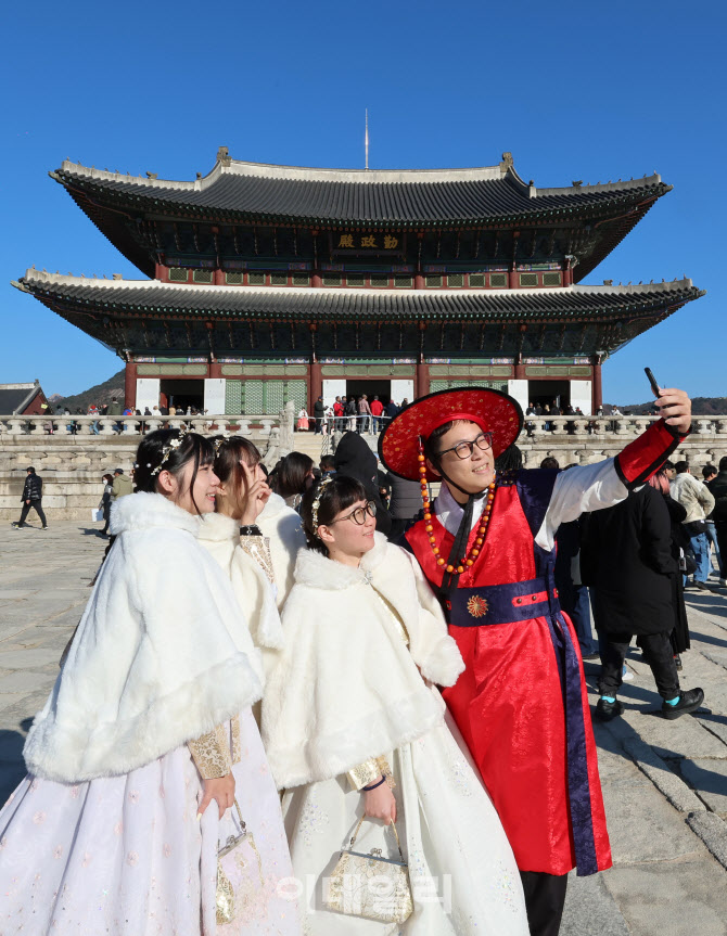 [포토]한국의 파란 가을 즐기는 외국인들