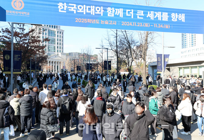 [포토]수험생 자녀 기다리는 학부모들