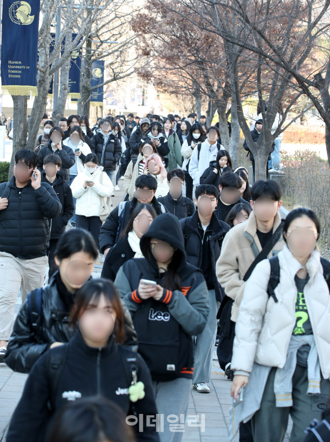 [포토]'논술고사 마친 수험생들'