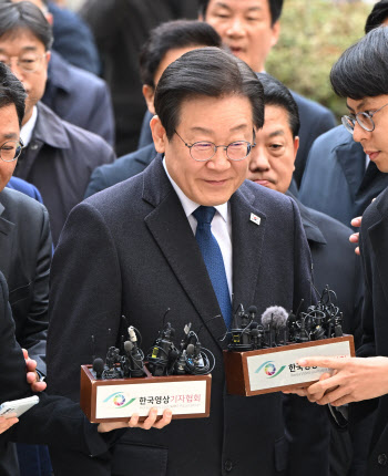 위증교사 1심 무죄 후 날 세운 이재명 "죽이는 정치 말아야"