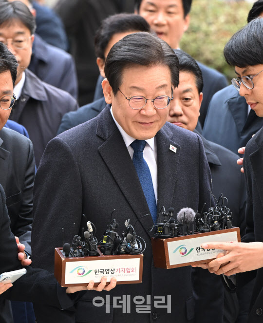 위증교사 1심 무죄 후 날 세운 이재명 "죽이는 정치 말아야"