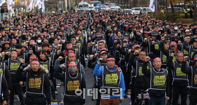 [포토]국회 앞에서 투쟁 외치는 화물연대본부