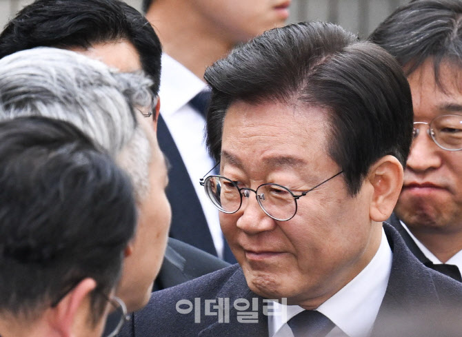 '구사일생' 이재명, 대여공세 강화할듯…선거법 유죄 족쇄는 '지속'