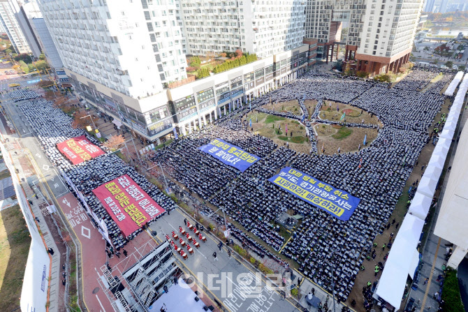 “어린이집 주차장도 들어오려고 해요”..집회에 몸살 앓는 수원 광교