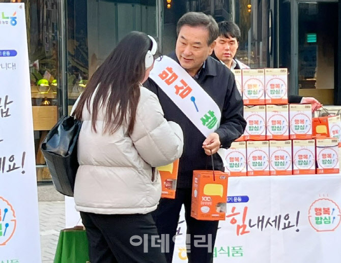 [포토] '아침밥 먹기 운동' 캠페인하는 이방현 농협식품 대표