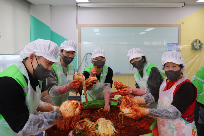 “따뜻한 손길로 전하는 온기”…DB손보, 사랑의 김장 봉사활동