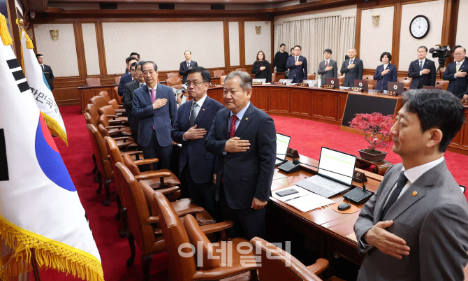 [포토]국기에 대한 경례하는 한덕수 국무총리와 국무위원들