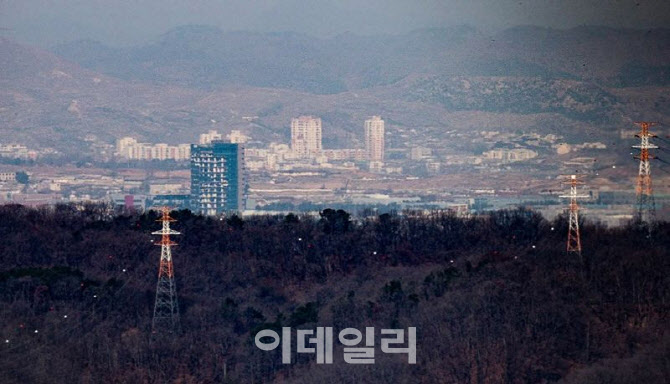 北 개성공단 송전탑도 철거 착수…'남북 단절 일환'