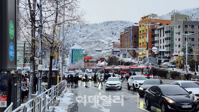 [르포]“이렇게 많이 올 줄은”…`폭설 첫눈`에 시민들 출근길 발 동동