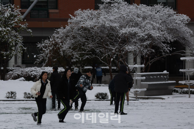 [포토]첫눈에 뛰어노는 학생들