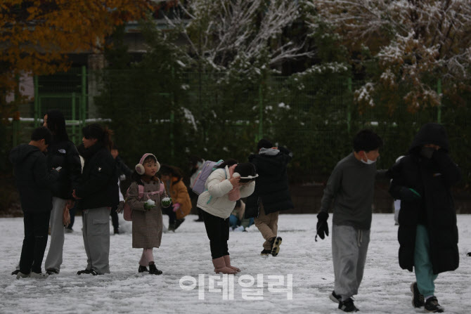 [포토]첫눈에 운동장으로 뛰어나와요~