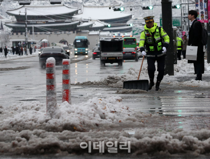 [포토] 눈쌓인 광화문 사거리