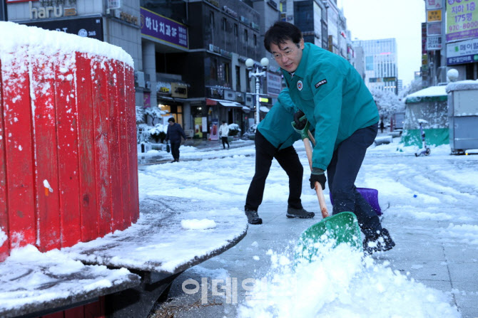 [포토]폭설에 시민불편 걱정…화정역서 눈삽 든 고양시장