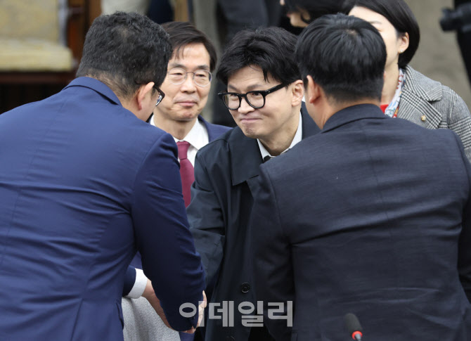 [포토]'참석자들과 인사하는 한동훈 당대표'