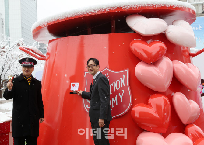 [포토] 자선냄비 성금 전달하는 이경우 휘슬러코리아 대표