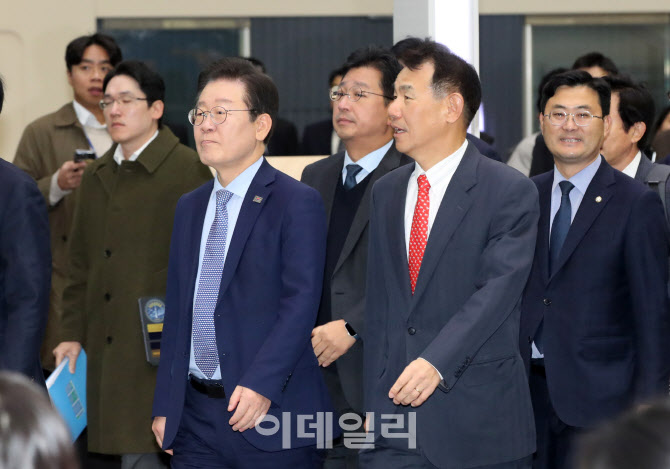 [포토]대한민국 주식시장 활성화 TF 현장 간담회 참석하는 이재명 대표