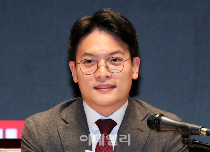 [포토]토론하는 백찬규 NH투자증권 팀장