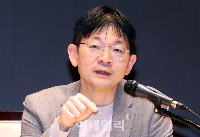 [포토]토론하는 오건영 신한은행 프리미어 패스파인더 단장