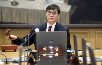 이례적 금리 연속인하 왜?…이창용 "경제 먼저, 추가 조정 필요"