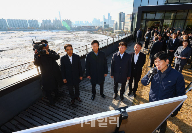 [포토]용산국제업무지구 부지 설명듣는 오세훈 시장-박상우 장관