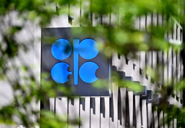 OPEC+ 내달 회의 5일로 연기…자발적 감산 연장에 무게