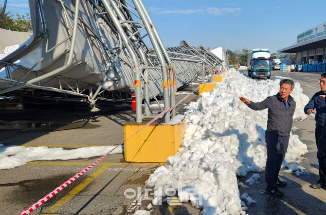 [포토] 폭설 피해 점검하는 박서홍 농업경제대표