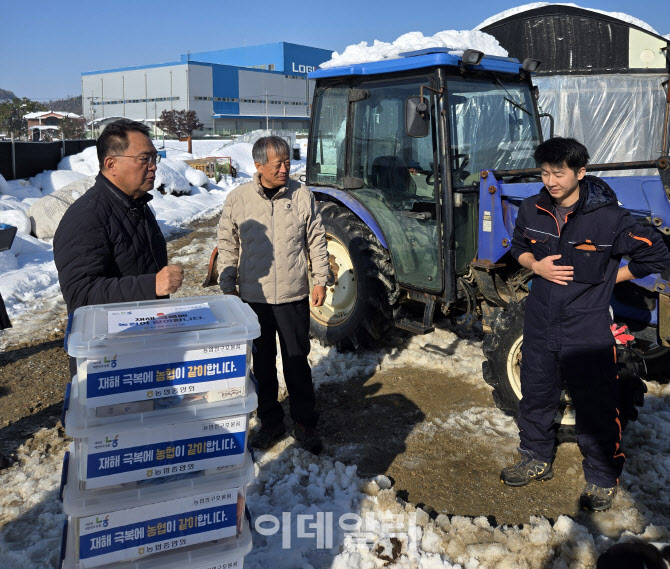 [포토] 피해 농업인 위로하는 지준섭 농협 부회장