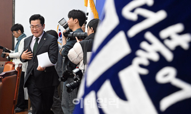 [포토]기자간담회 입장하는 박찬대 민주당 원내대표