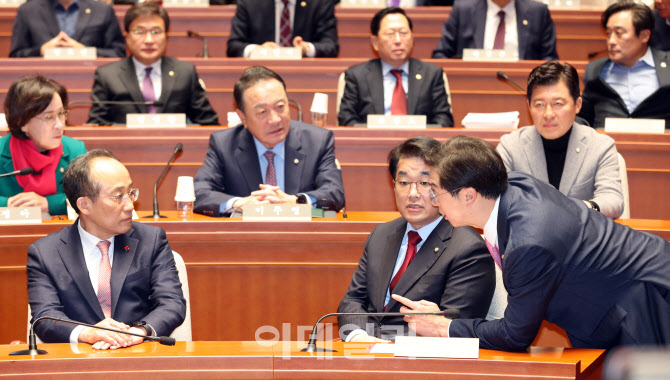 [포토]비상의원총회, '대화하는 추경호-배준영-강민국'