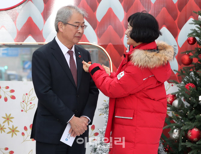 [포토]임종룡 우리금융그룹 회장에게 사랑의열매 배지 달아주는 홍보대사 채시라